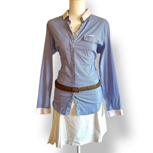 Chemise à rayures blanches et bleues