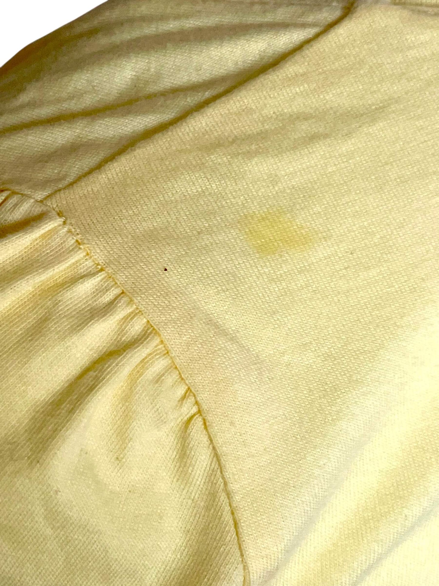 T-shirt jaune avec motif rose
