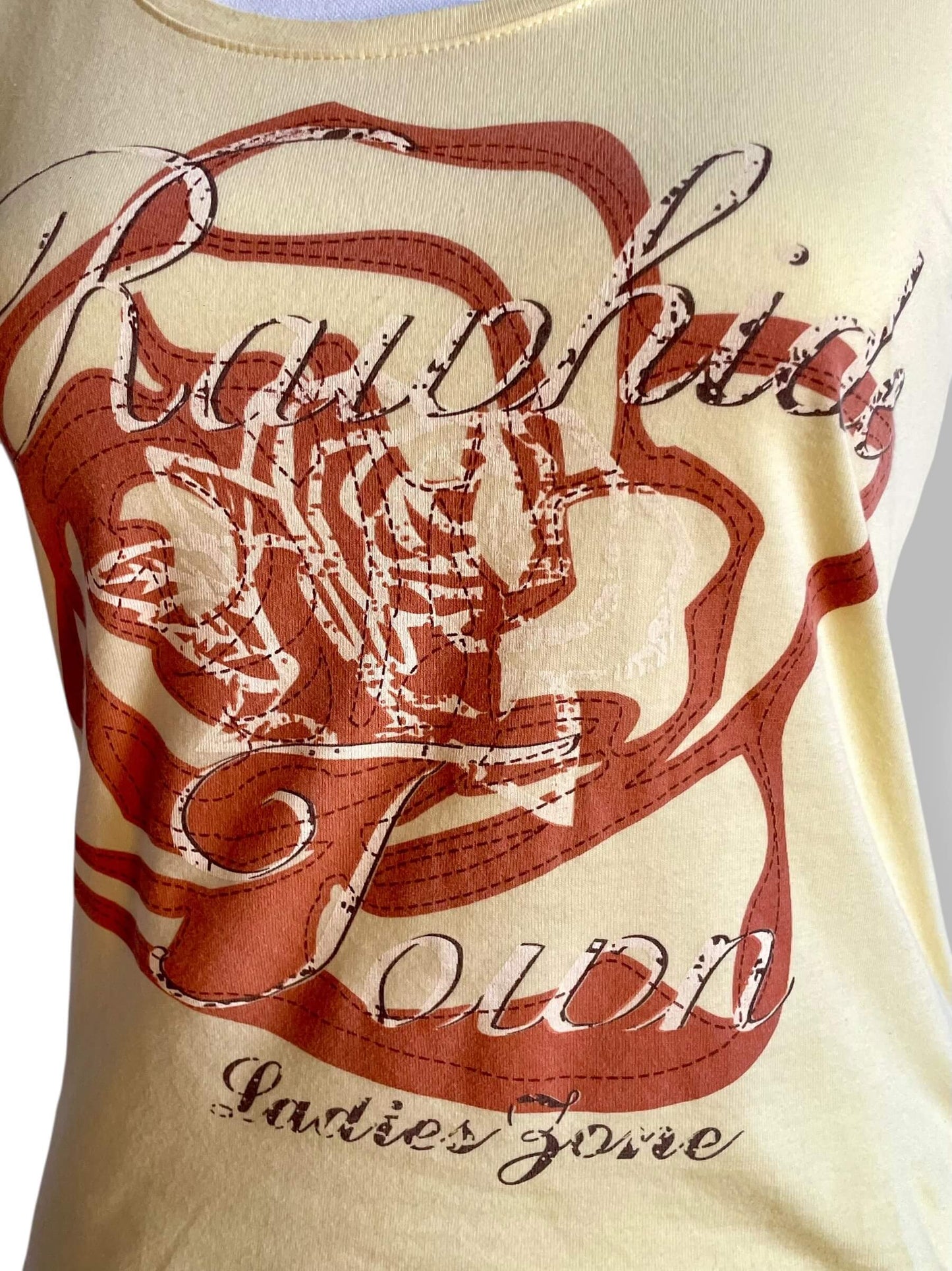 T-shirt jaune avec motif rose