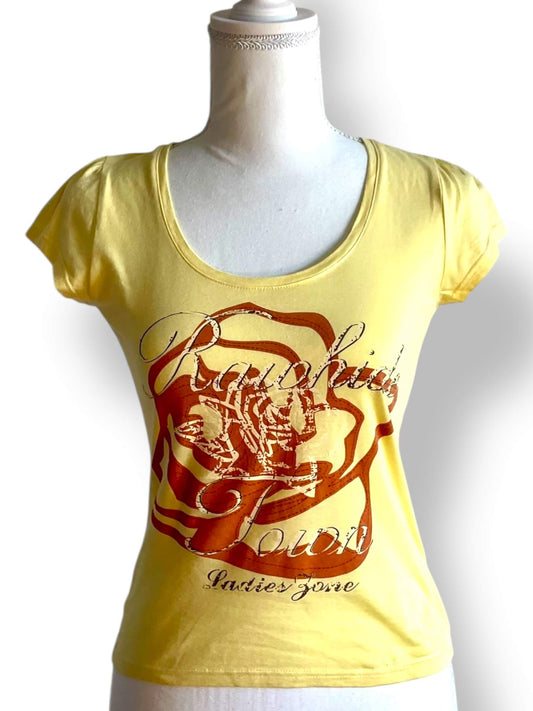 T-shirt jaune avec motif rose
