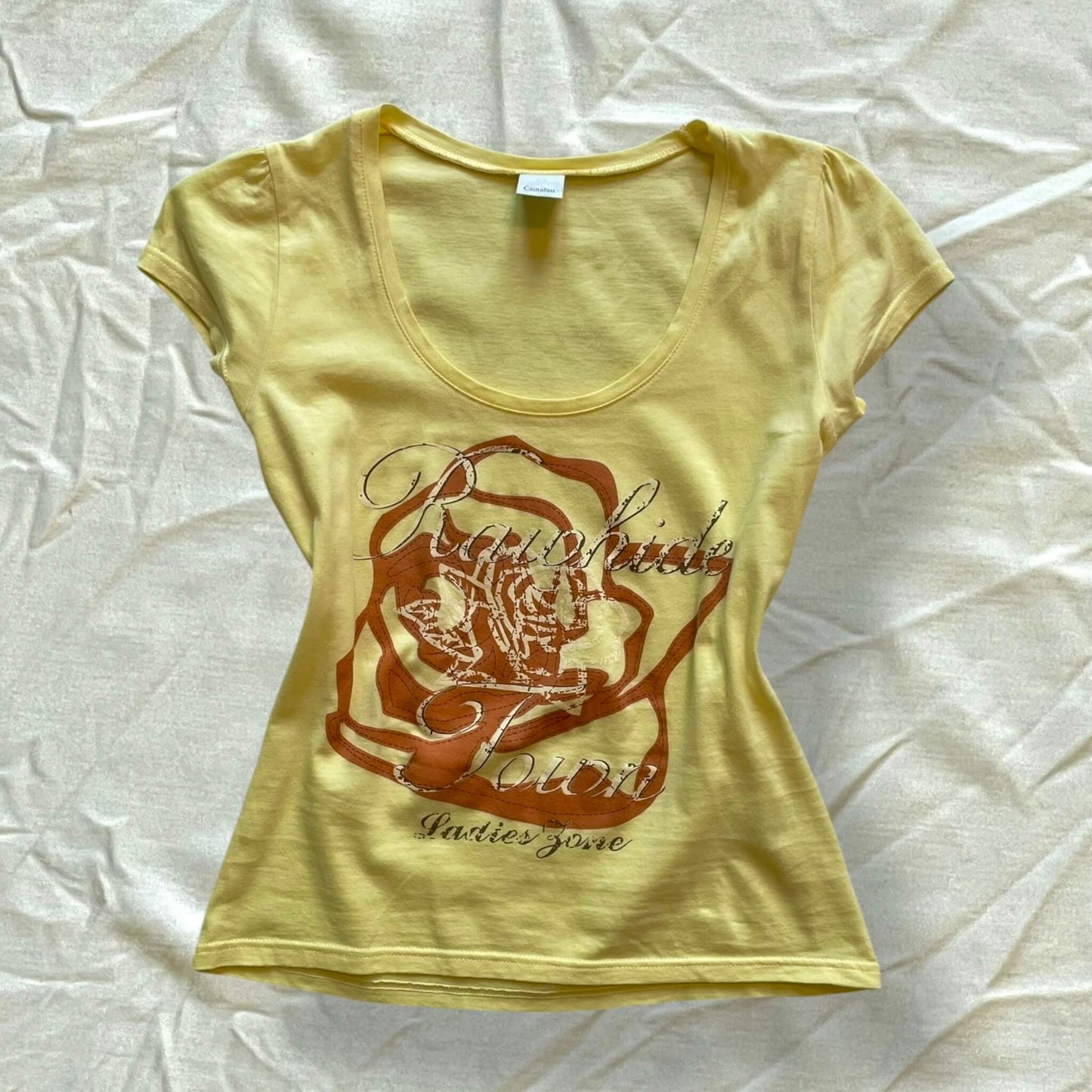 T-shirt jaune avec motif rose