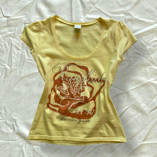 T-shirt jaune avec motif rose