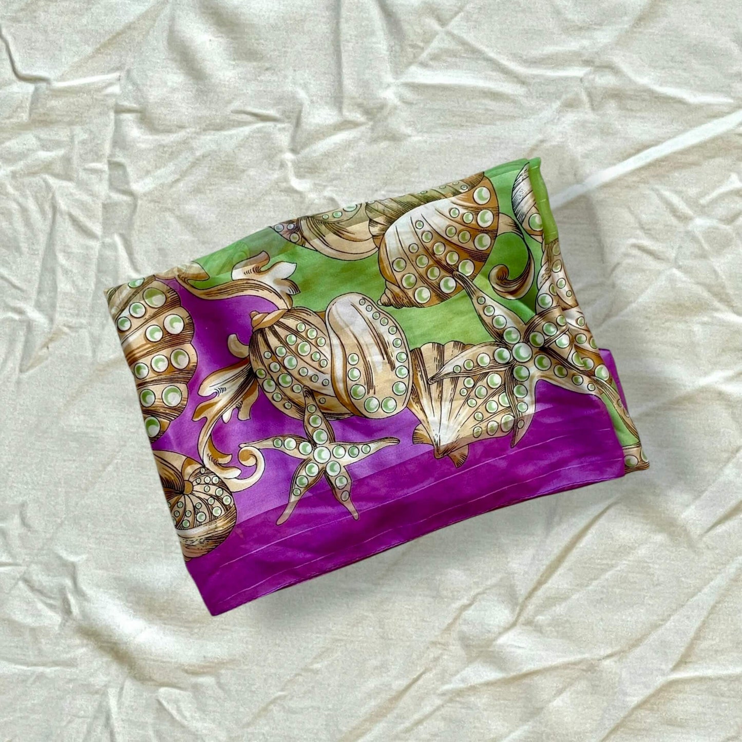 Foulard violet et vert décorée de coquillages