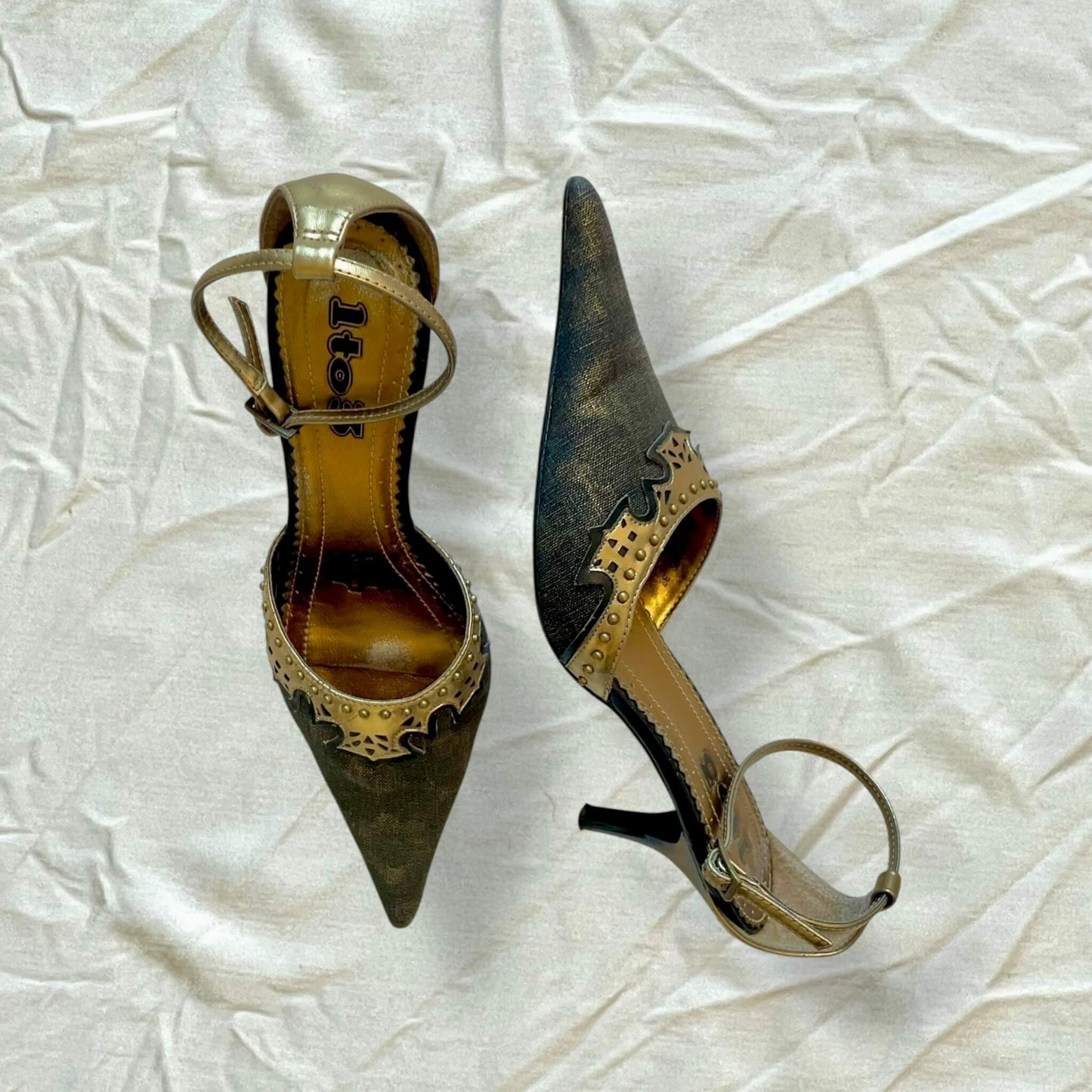 Escarpins dorés et noirs