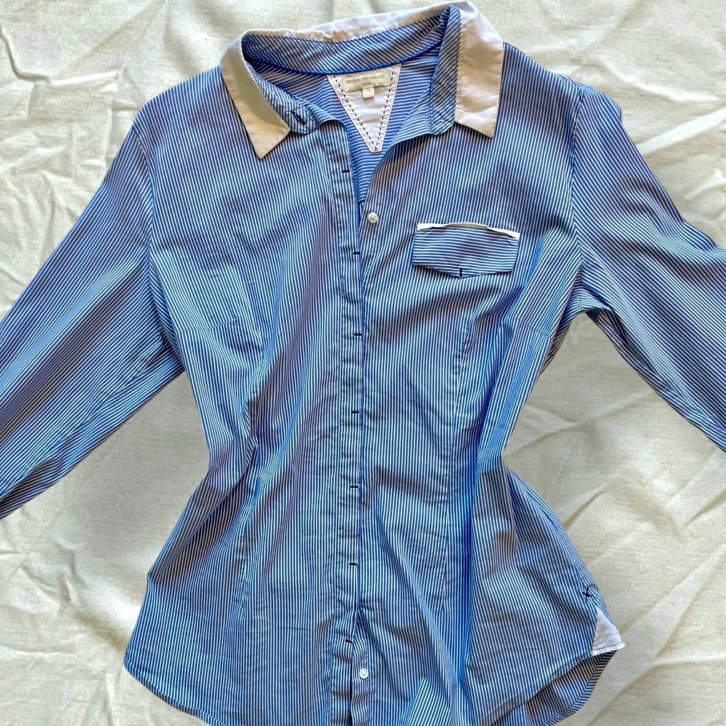 Chemise à rayures blanches et bleues