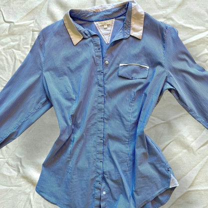 Chemise à rayures blanches et bleues