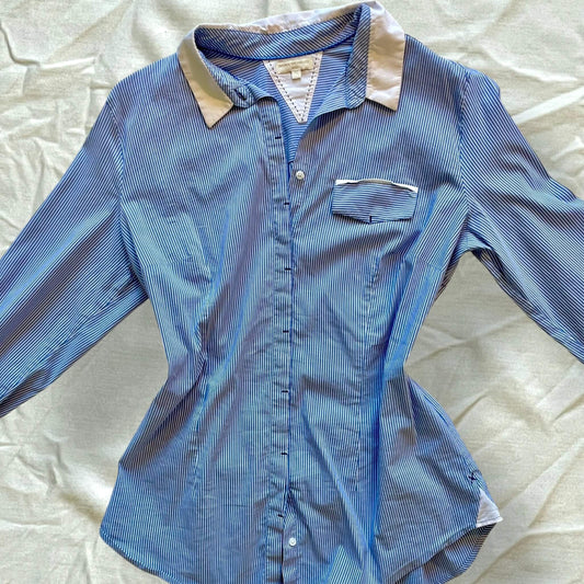 Chemise à rayures blanches et bleues