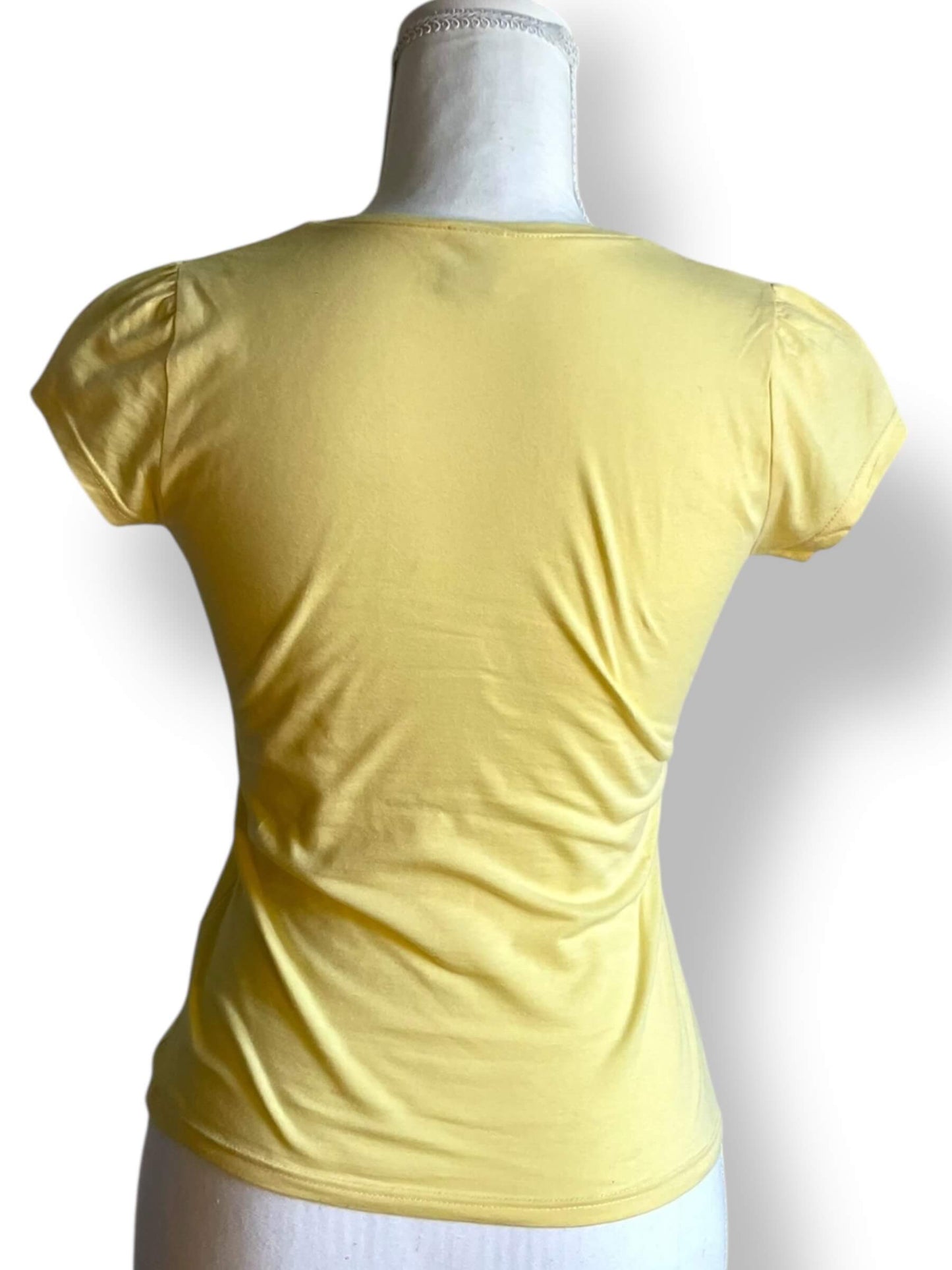 T-shirt jaune avec motif rose
