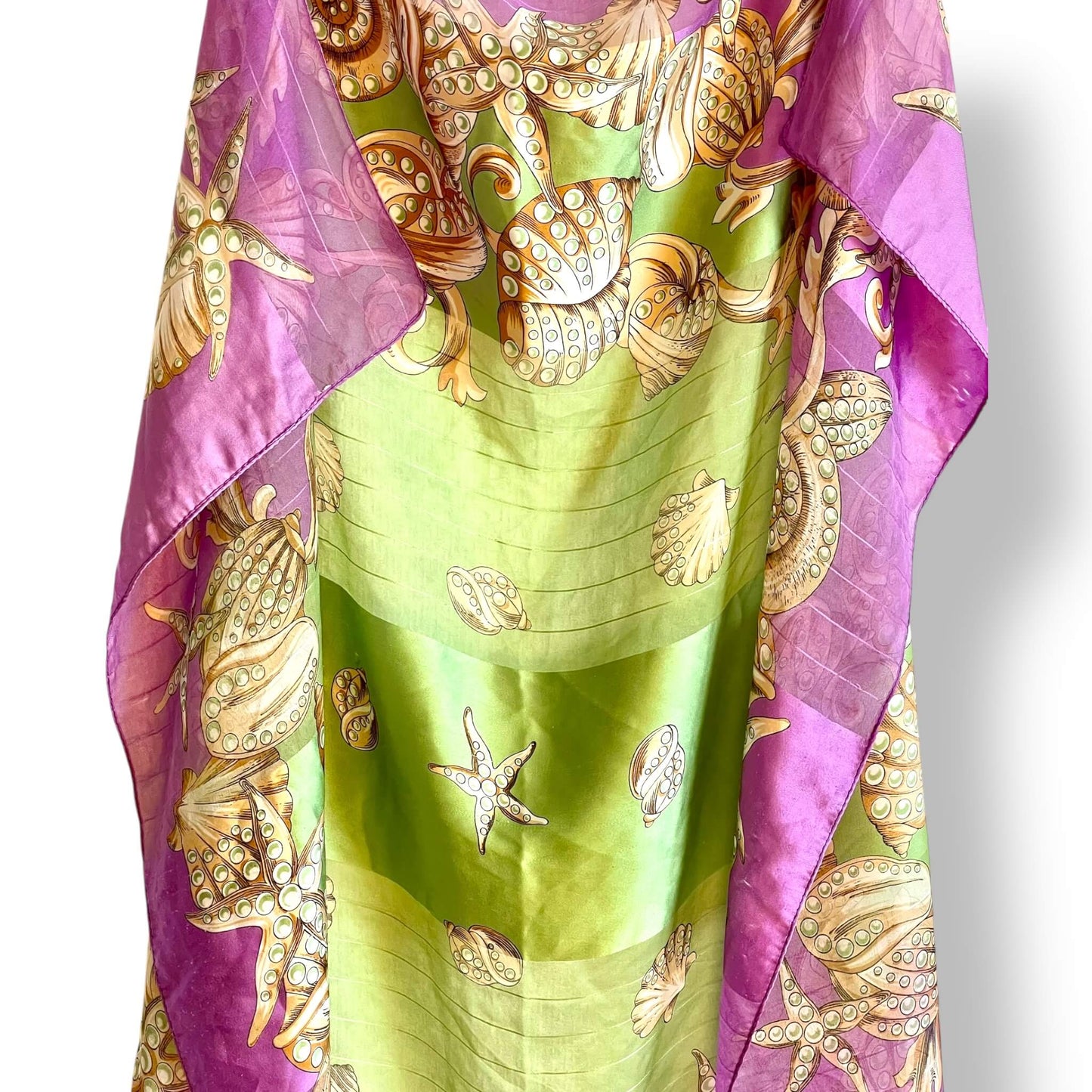 Foulard violet et vert décorée de coquillages