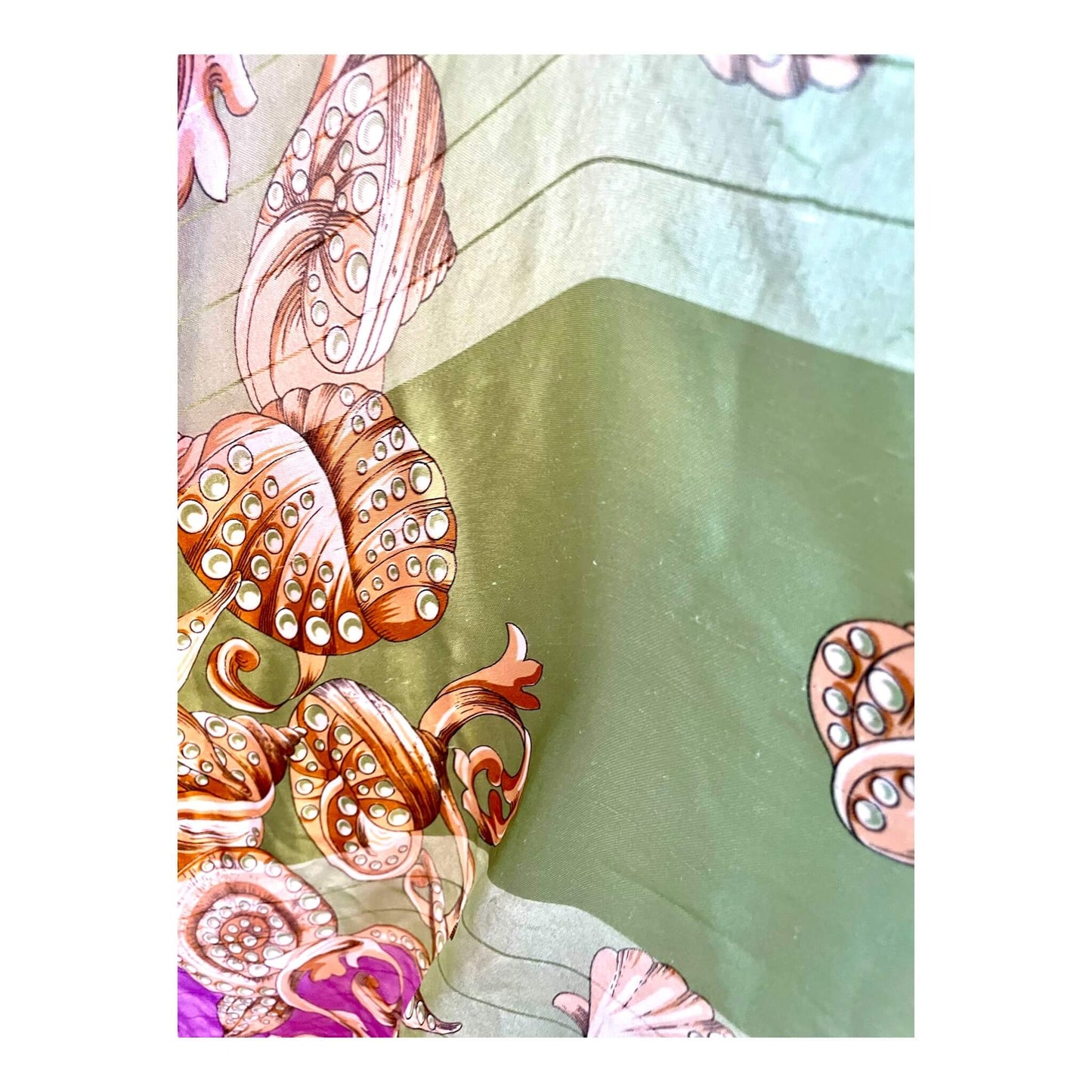 Foulard violet et vert décorée de coquillages