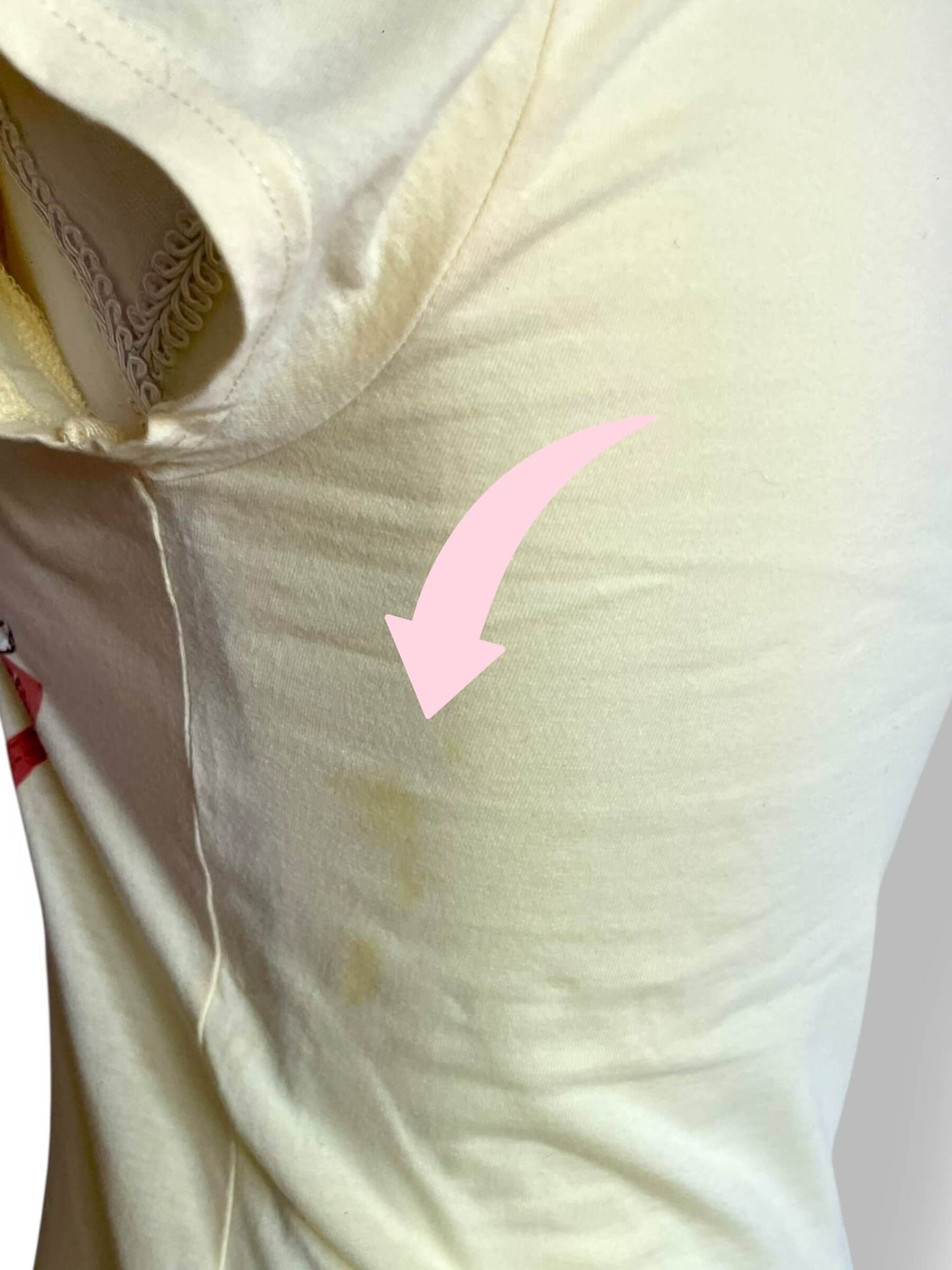 T-shirt jaune avec motif rose