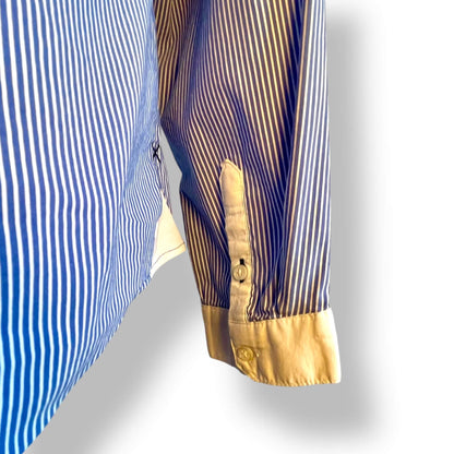 Chemise à rayures blanches et bleues