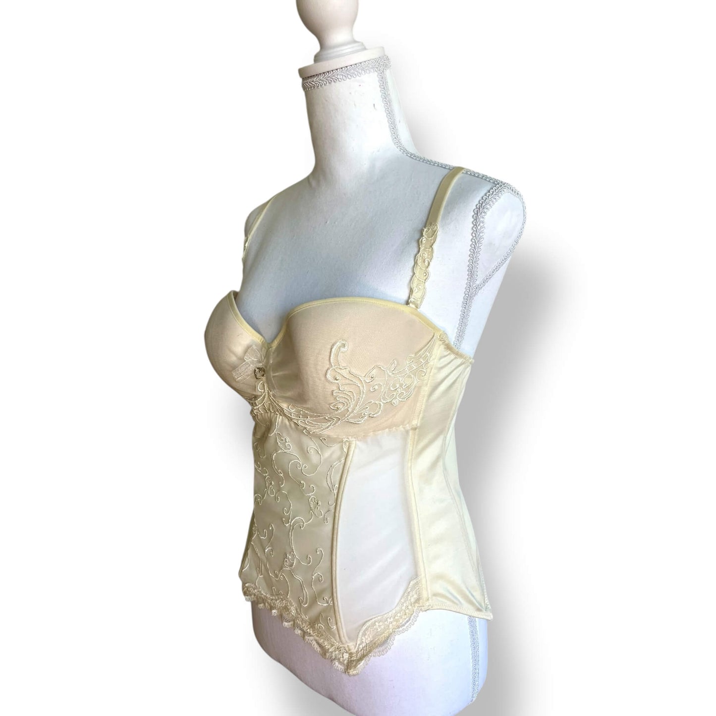 Corset brodé beige avec perles