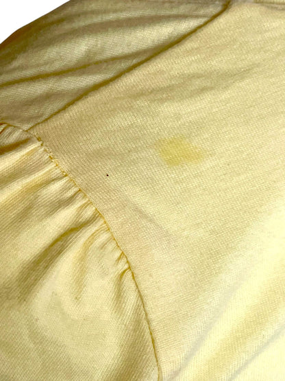 T-shirt jaune avec motif rose
