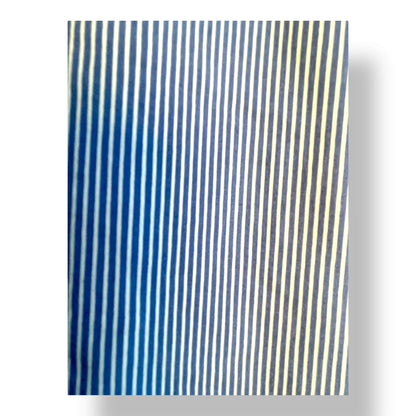 Chemise à rayures blanches et bleues