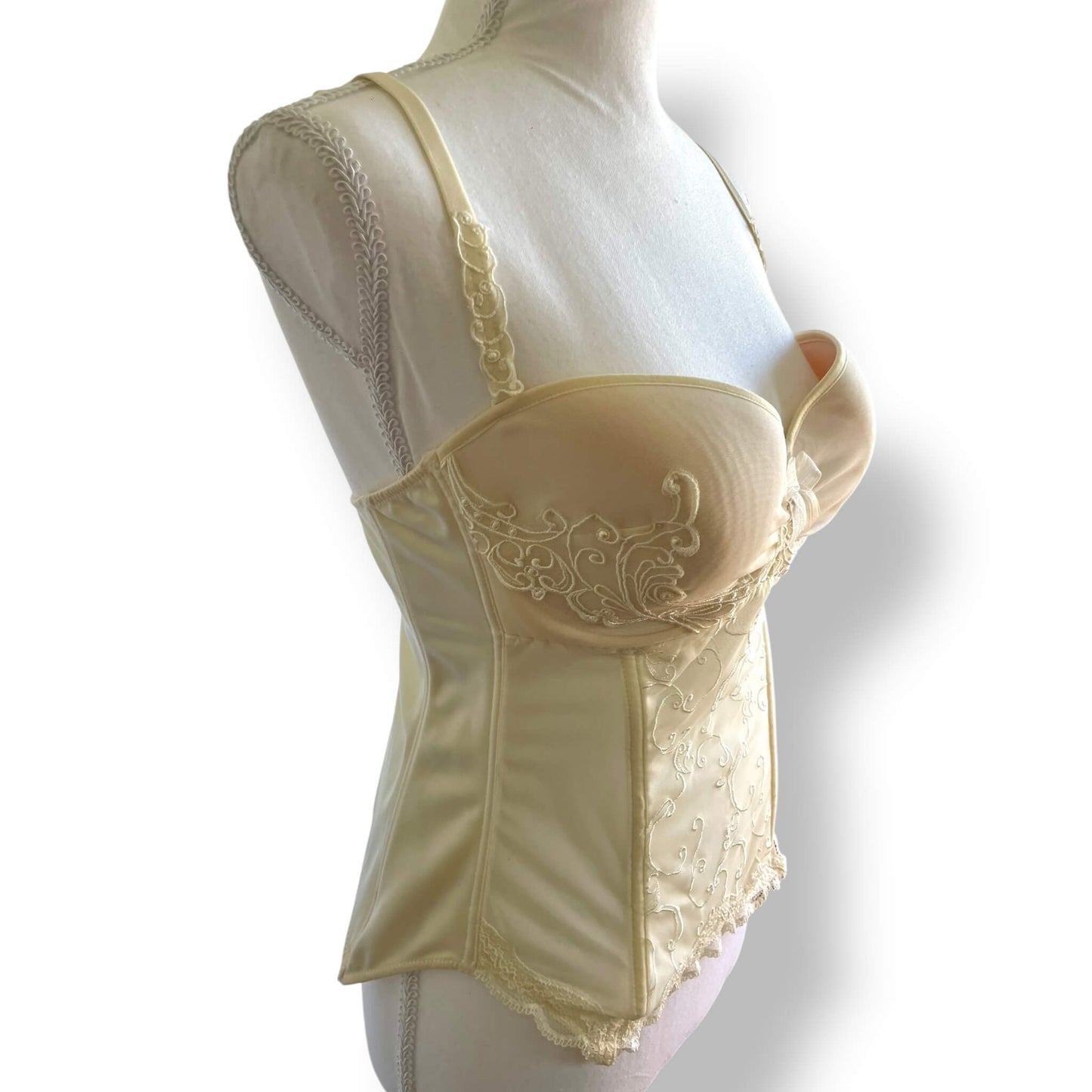 Corset brodé beige avec perles