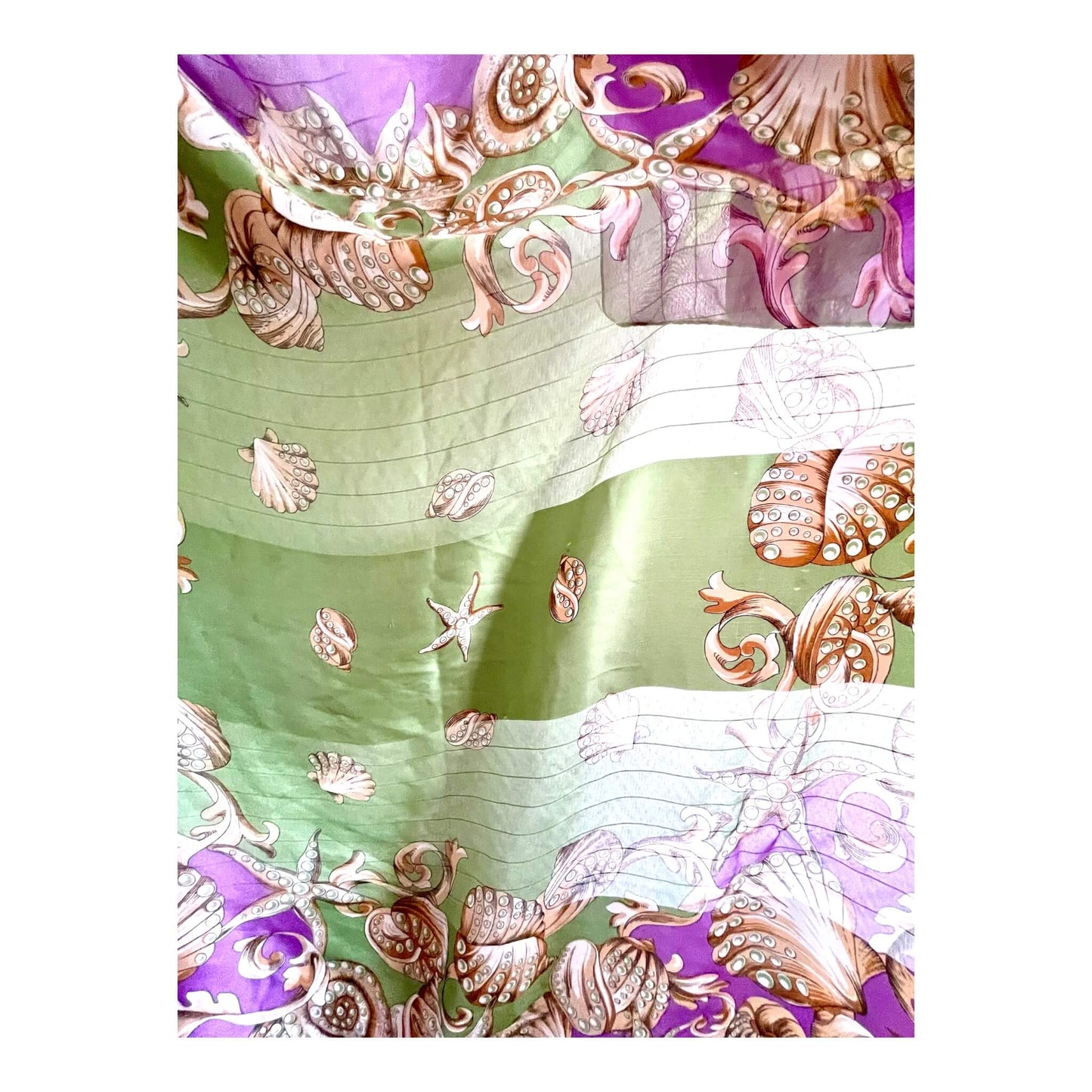Foulard violet et vert décorée de coquillages