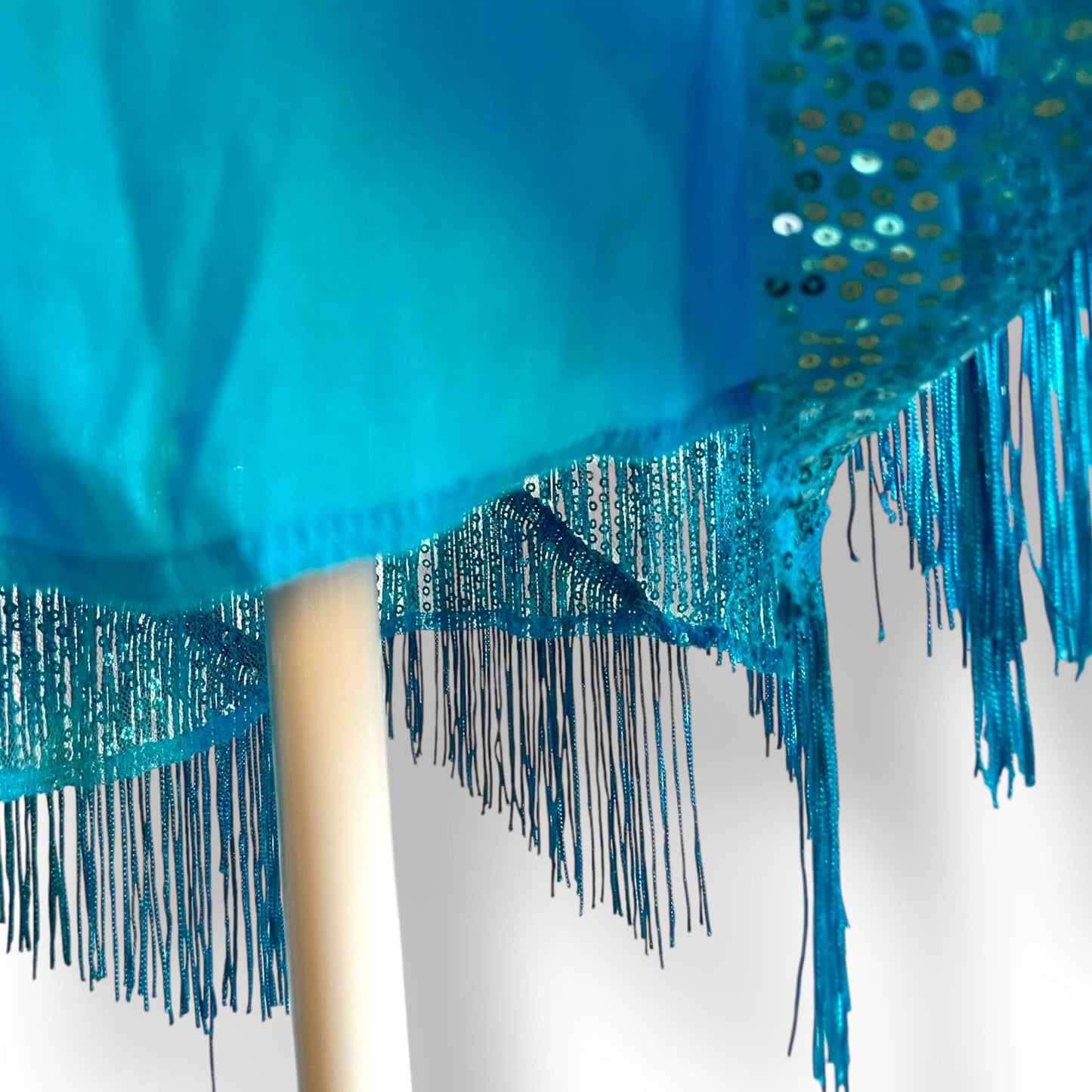 Robe bleue à sequins et franges