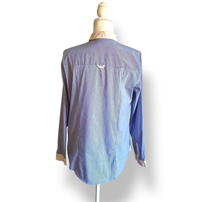 Chemise à rayures blanches et bleues