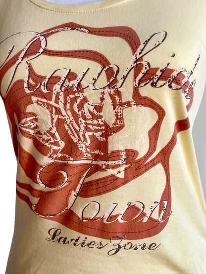 T-shirt jaune avec motif rose