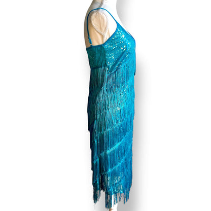 Robe bleue à sequins et franges