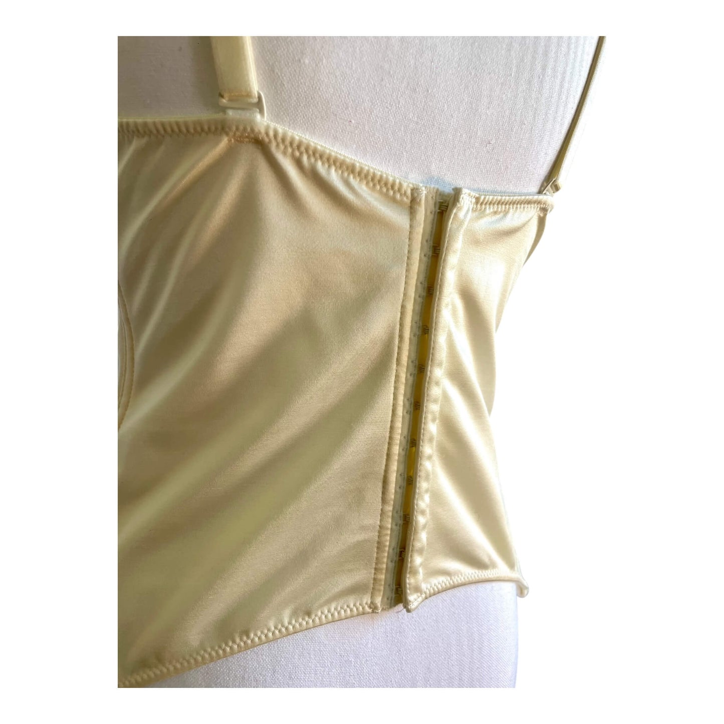 Corset brodé beige avec perles