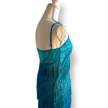 Robe bleue à sequins et franges