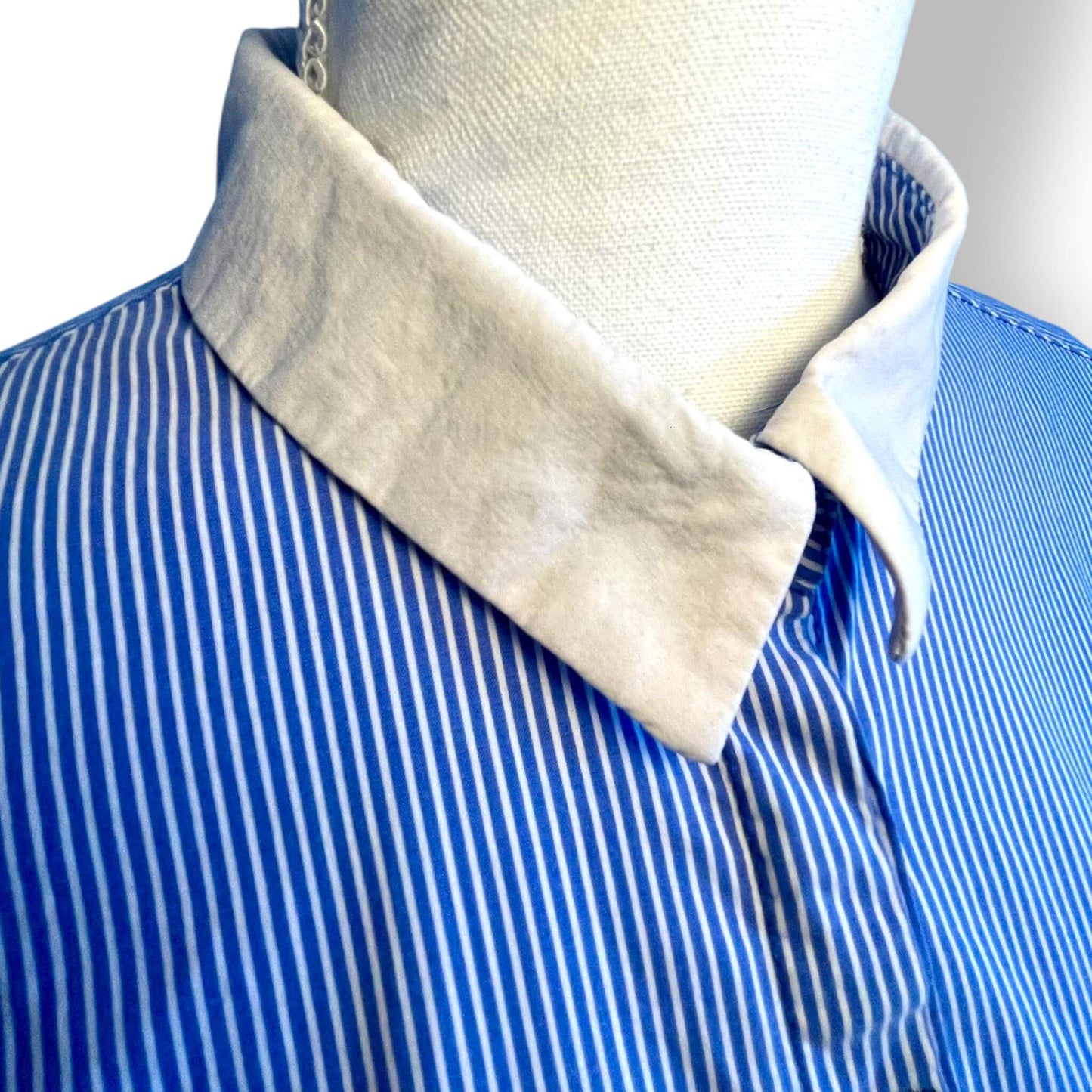 Chemise à rayures blanches et bleues