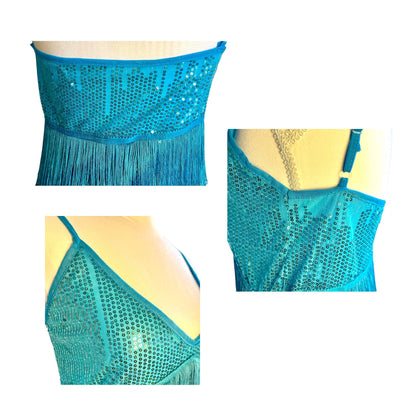 Robe bleue à sequins et franges