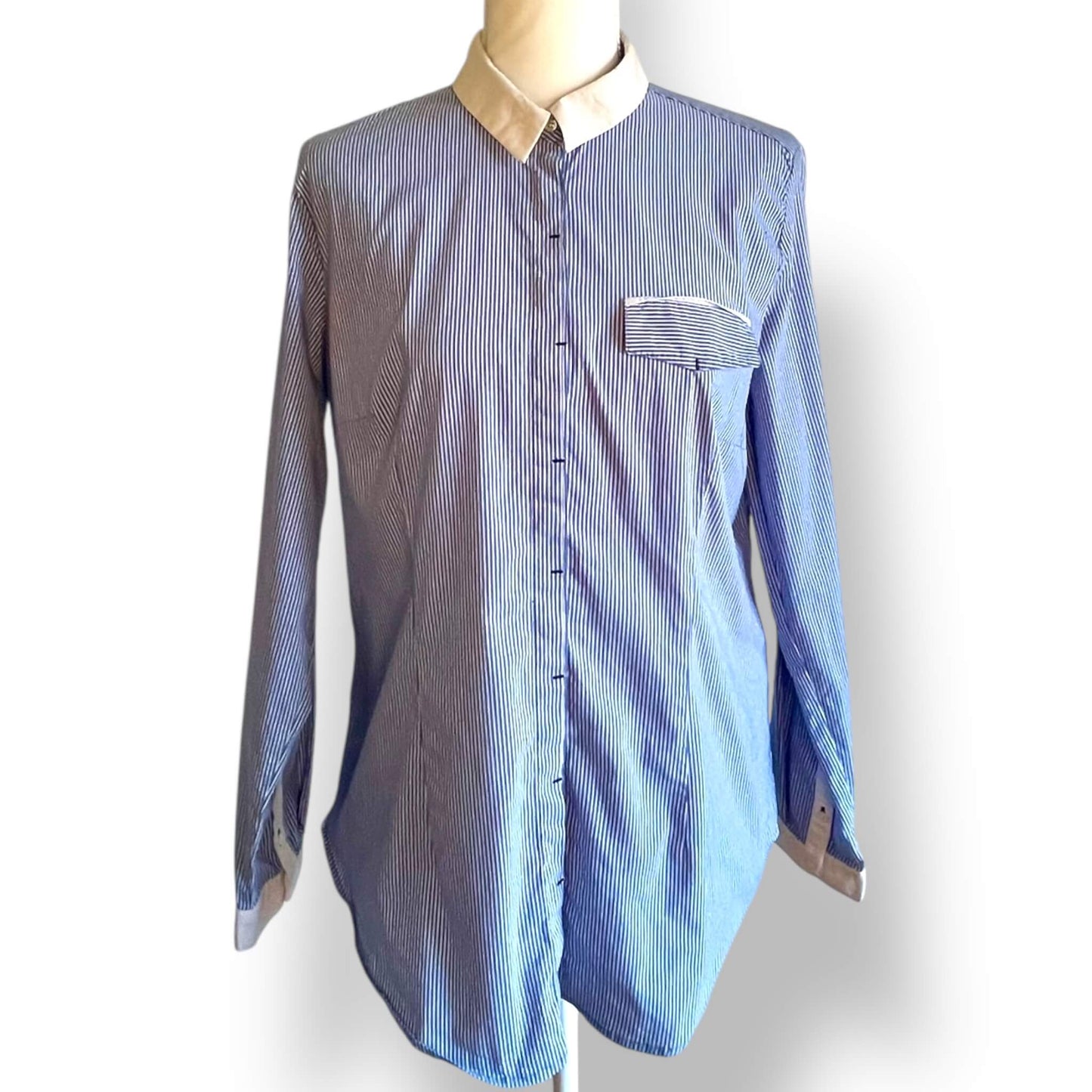 Chemise à rayures blanches et bleues